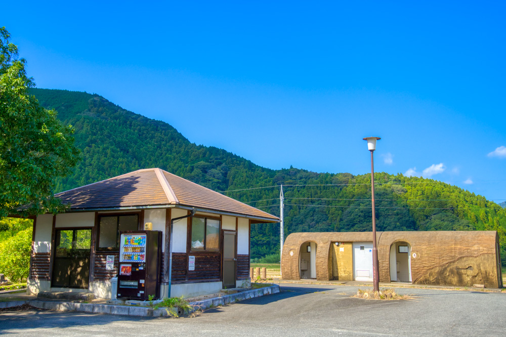 阿武川河川公園 管理棟とトイレ