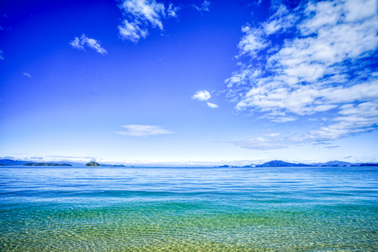 周防大島町のキャンプ場は海水浴場まで徒歩で行ける。規模も様々なので、人数や用途に合わせて要相談