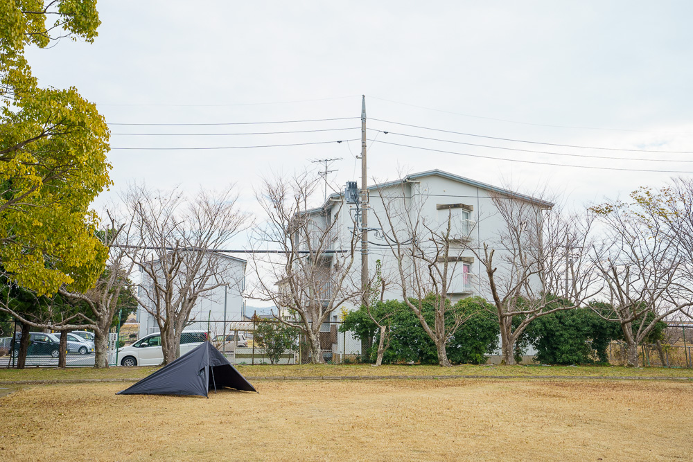 糸根地区公園キャンプ場 キャンプサイトとアパート