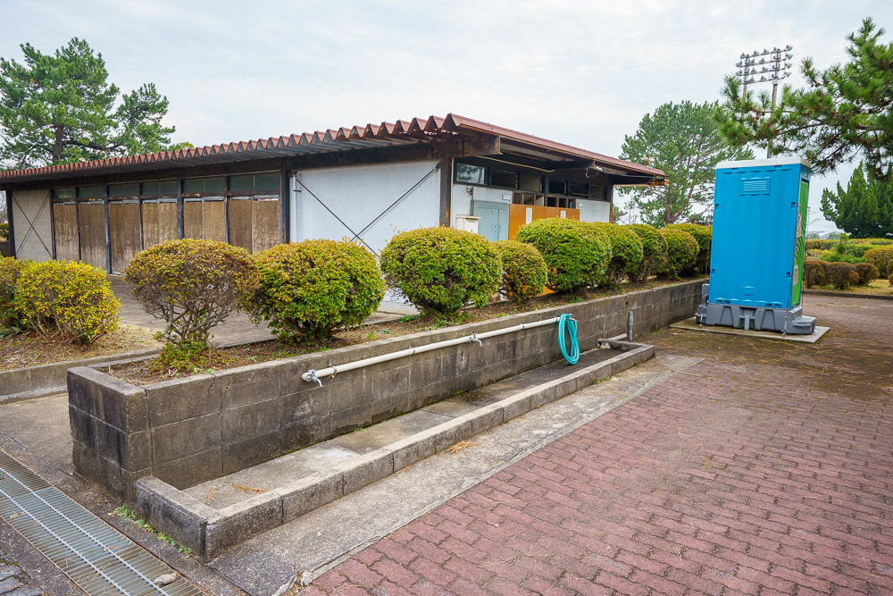 糸根地区公園キャンプ場 足洗い場と仮設トイレ